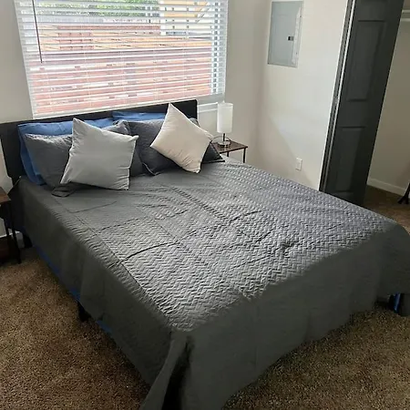 Lovely 2 Bedroom Apt: Long-Term Stay Near Downtown